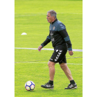 Paco Herrera, con el balón durante un entrenamiento.-J.M. LOSTAU