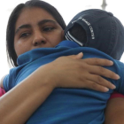 Imagen del reencuentro de una madre hondureña con su hijo de cinco años.-REUTERS / LOREN ELLIOTT