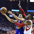 Stephen Curry entra a canasta bajo la presión de Dwight Howard.-Foto: EFE