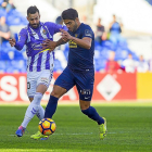 Guitián intenta quitar el balón a un jugador del UCAM Murcia.-ARABA PRESS