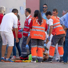 Cruz Roja y los servicios de emergencia atienden al herido abatido por el Toro del Alba.-PHOTOGENIC