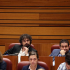 José Sarrión (IU) y Luis Mariano Santos (UPL), en el Pleno de las Cortes.-ICAL