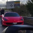 El Ferrari de Neymar, parado contradirección.-