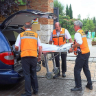 Personal del servicio forense introduce el cuerpo del fallecido en un furgón.-PABLO REQUEJO / PHOTOGENIC