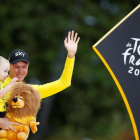 Chris Froome con su hijo, en el podio de París.-REUTERS / CHRISTIAN HARTMANN