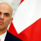 l ministro del Interior suizo, Alain Berset, en la rueda de prensa tras conocerse los resultados del referéndum.-REUTERS / RUBEN SPRICH