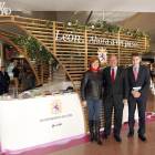 (I a D) La concejala de Cultura del ayuntamiento de León Margarita Torres; el alcalde de León, Antonio Silván y el presidente de la Diputación, Juan Martínez Majo, durante la visita al stand promocional de León instalado en la estación de Madrid-Chamartín-Ical