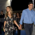 El presidente del Gobierno, Pedro Sánchez, y su esposa, Begoña Gómez, en el festival de Benicassim, en Castellón, este viernes por la noche. /-EFE / DOMÈNEC CASTELLO