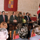Los Reyes, flanqueados por  Peces Barba y Madrid, escuchan a Llamazares en el ’salón rojo’.-Archivo de las Cortes