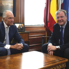 El alcalde de León, Antonio Silván Rodríguez, y el presidente de ADIF, Gonzalo Ferré, mantienen una reunión sobre Feve-ICAL