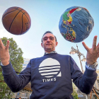 Arriba: Hugo López juega con un balón y una bola del mundo.-MIGUEL ÁNGEL SANTOS