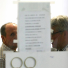 El empresario Faustino Pérez (I), junto a uno de sus abogados, después de comparecer ante el juez en los juzgados de Ponferrada (León)-Ical