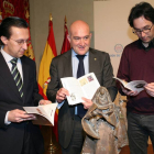 El presidente de la Diputación de Valladolid, Jesús Julio Carnero, presenta la guía 'Santa Teresa, sus pasos y caminos por la provincia de Valladolid. Cuaderno de campo teresiano', realizado por el profesor Javier Burrieza y el ilustrador Óscar del Amo-Ical