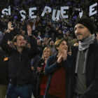 Pablo Iglesias, acompañado por Ada Colau, en el mítin de Podemos en la Caja Mágica, en Madrid, este domingo.-DAVID CASTRO