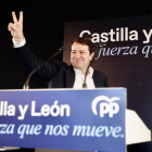 Alfonso Fernández Mañueco celebra su victoria en las elecciones de Castilla y León.- ICAL