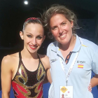 María Macías posa con su entrenadora Laura López Valle en las instalaciones donde se celebra la Comen.-EL MUNDO