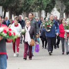 Paseo central del cementerio de El Carmen con decenas de vallisoletanos portando flores.-PABLO REQUEJO