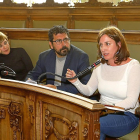 María Sánchez, a la derecha, junto a Alberto Bustos y Rosalba Fonteriz, durante el pleno del Ayuntamiento.-J.M. LOSTAU