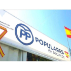 El lazo con la bandera española exhibido por el PP de Alcorcón.-@PPALCORCON