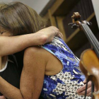 La familia del famoso violinista polaco Roman Totenberg recupera el violín robado en 1980.-AP