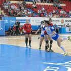 Alicia Fernández se desmarca ante la defensa del Porriño para lanzar-Pereira