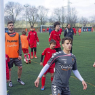 Rodri (con peto) y Hermoso, con los niños del campus de Semana Santa del Real Valladolid.-BALCAZA