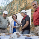 Arsuaga, de Castro y Carbonell, explican a la consejera García Cirac los hallazgos en Atapuerca.-Ical
