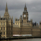 Parlamento británico en el río Támesis en Londres-KIRSTY WIGGLESWORTH (AP)
