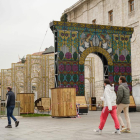 Instalación este lunes de el 'El Palacio de la luz' en la plaza de Portugalete de Valladolid. -J.M. LOSTAU