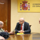 El secretario general de UGT en la Comunidad, Faustino Temprano(D), entrega en la Delegación del Gobierno un manifiesto por la defensa y la revalorización de las pensiones.-ICAL