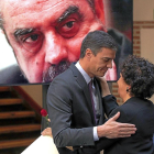 Pedro Sánchez abraza a la viuda de Tomás Rodríguez Bolaños, en un momento del homenaje en la FEMP.-ICAL