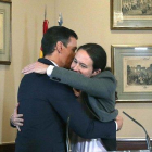 Abrazo entre Pedro Sánchez y Pablo Iglesias tras la firma del acuerdo.-DAVID CASTRO