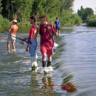 Un grupo de aficionados a la pesca de ciprínidos durante una jornada en el Pisuerga.-LEONARDO DE LA FUENTE