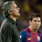 Mourinho y Messi, durante un partido del Camp Nou.-JORDI COTRINA