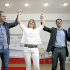 César Luena y Luis Tudanca alzan los brazos de Teresa López. A la derecha, Javier Izquierdo-Ical
