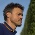 Luis Enrique se dirige a la sala de prensa de la ciudad deportiva Joan Gamper para dar la rueda de prensa previa al clásico.-JORDI COTRINA