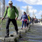 Un grupo de caminantes cruza uno de los arroyos de  a ruta.-L.P.