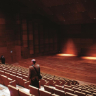 Una persona contempla la Sala de Cámara del Centro Cultural ‘Miguel Delibes’.-Pablo Requejo