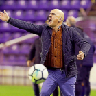 Luis César imparte instrucciones durante el reciente partido frente al Huesca.-J.M. LOSTAU