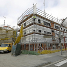 Las primeras viviendas rehabilitadas, con su nuevo aspecto.-J.M. LOSTAU