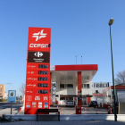 Imagen de archivo de una gasolinera de Valladolid con los diferentes precios de los carburantes-ICAL