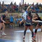 Valeska Lovera arma el brazo para lanzar contra la portería del Atlético Guardés durante el encuentro de ayer.-MIGUEL NÚÑEZ / PHOTO-DEPORTE
