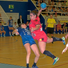 La pivote Bea Casquero gana la posición y tira a puerta ante una jugadora donostiarra.-