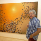 Ian Gibson, ayer, junto a una de las obras de Juan Genovés, que se exponen por primera vez.-J,M. LOSTAU