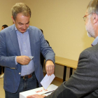 Rodríguez Zapatero ejerce su derecho al voto.-ICAL
