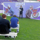 Carlos Suárez presenta la campaña de abonados sobre el césped de Zorrilla, ante las imágenes de Añíbarro y Alonso.-J. M. LOSTAU