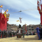 SafiraMuñoz suelta una paloma antes de retirarle el velo negro a la Virgen en la Plaza del Coso.-ICAL