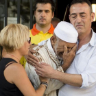 La fotografía de Jordi Cotrina en la que Javier Martinez, padre de Xavi, la víctima de tres años del atentado de la Rambla, abraza a Dris Salym, el imán suplente de Rubí.-JORDI COTRINA