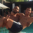 Cristiano, en brazos de su amigo Badr Hari, en un hotel de Marrakech.-TWITTER