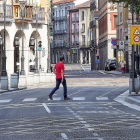 Un peatón atraviesa una calle libre de tráfico en Valladolid.-MIGUEL ÁNGEL SANTOS